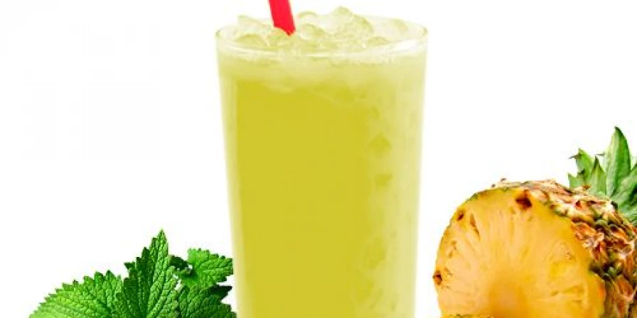 Suco de abacaxi com hortelã.