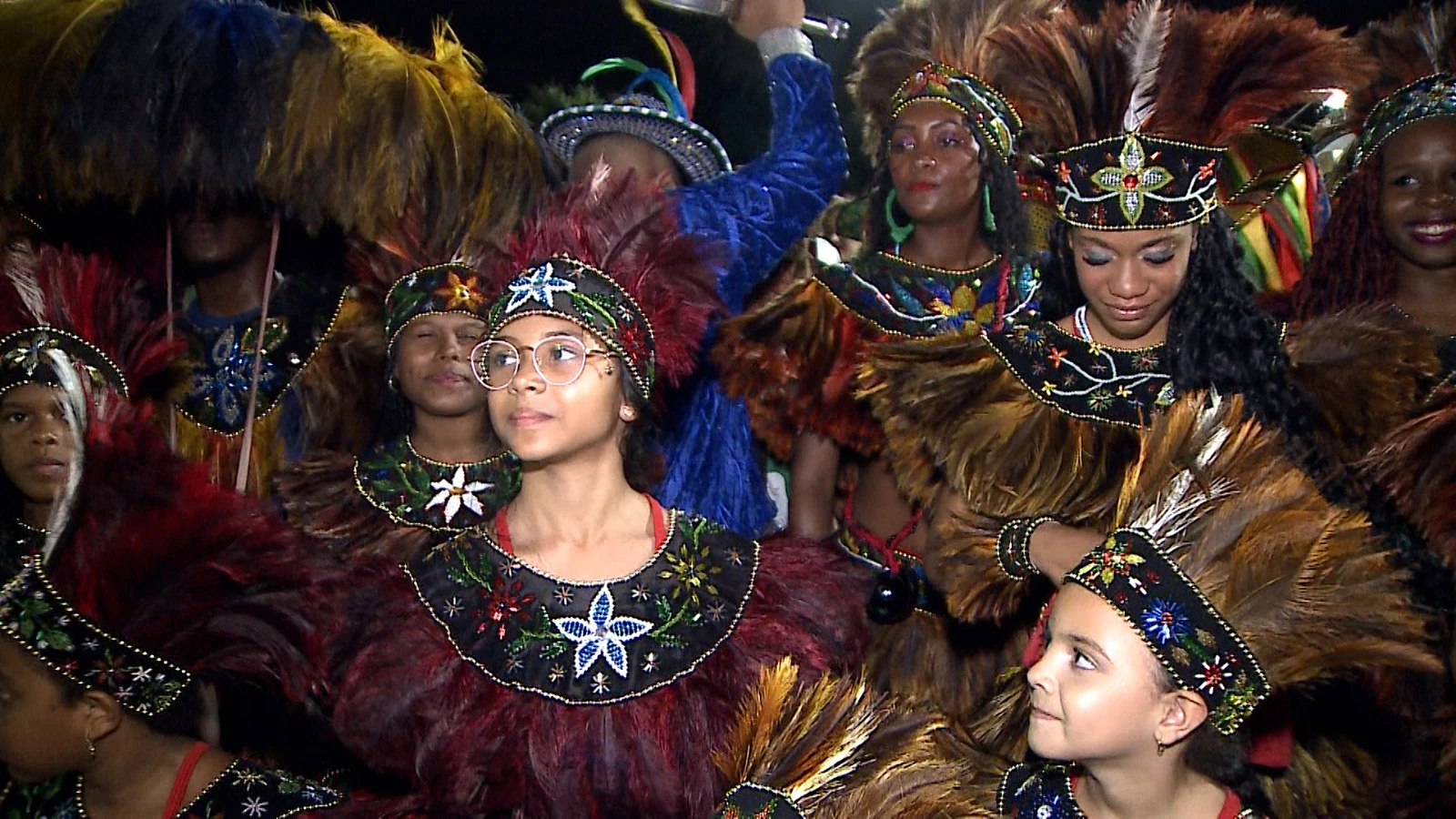 Integrantes do Boi de Maracanã evoluem no terreiro durante apresentação do grupo folclórico
