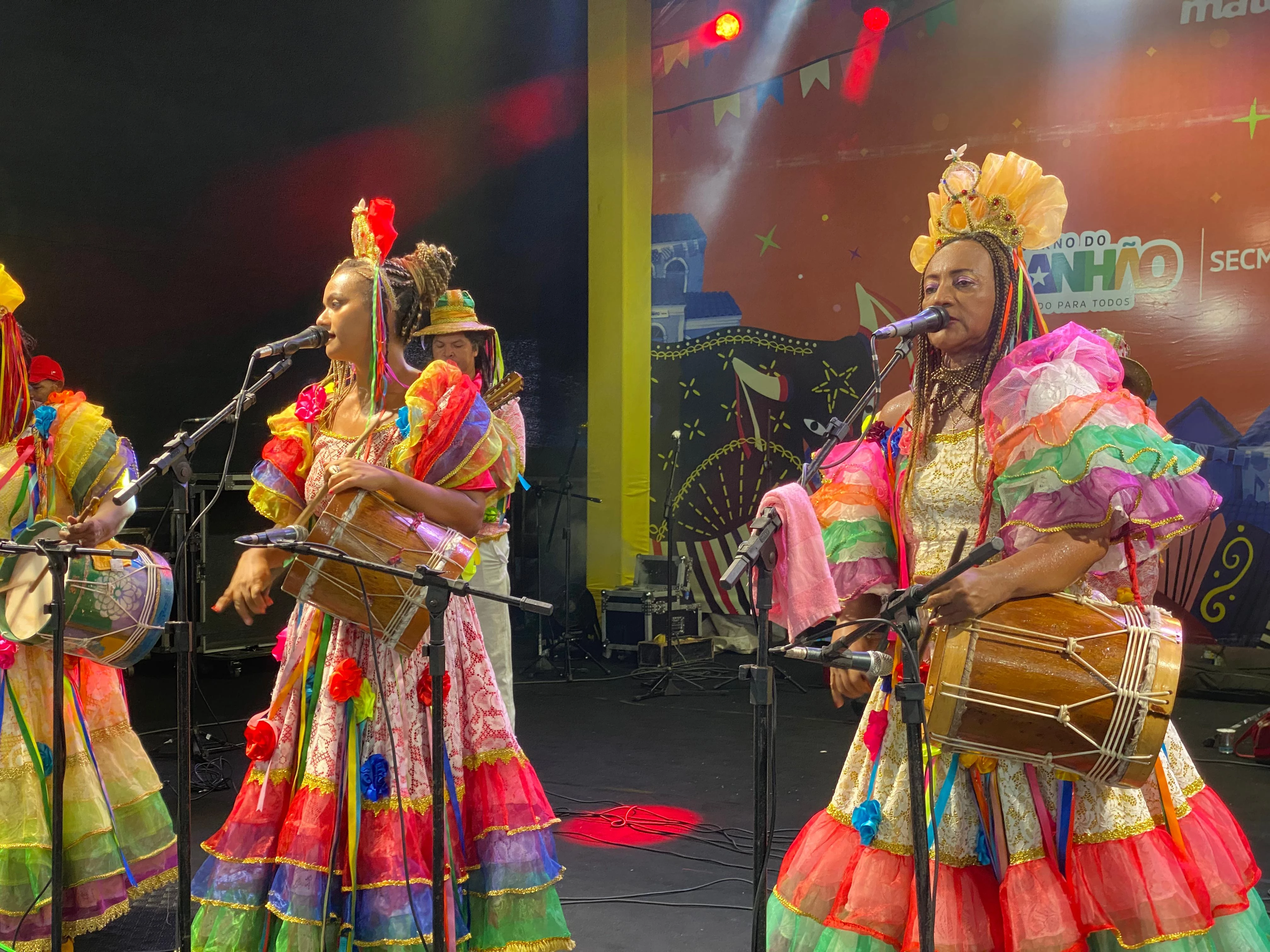 Cacuriá Balaio de Rosas foi uma das atrações da noite de domingo no Arraial do Ipem. (Foto: Paulo Davi/Grupo Mirante)
