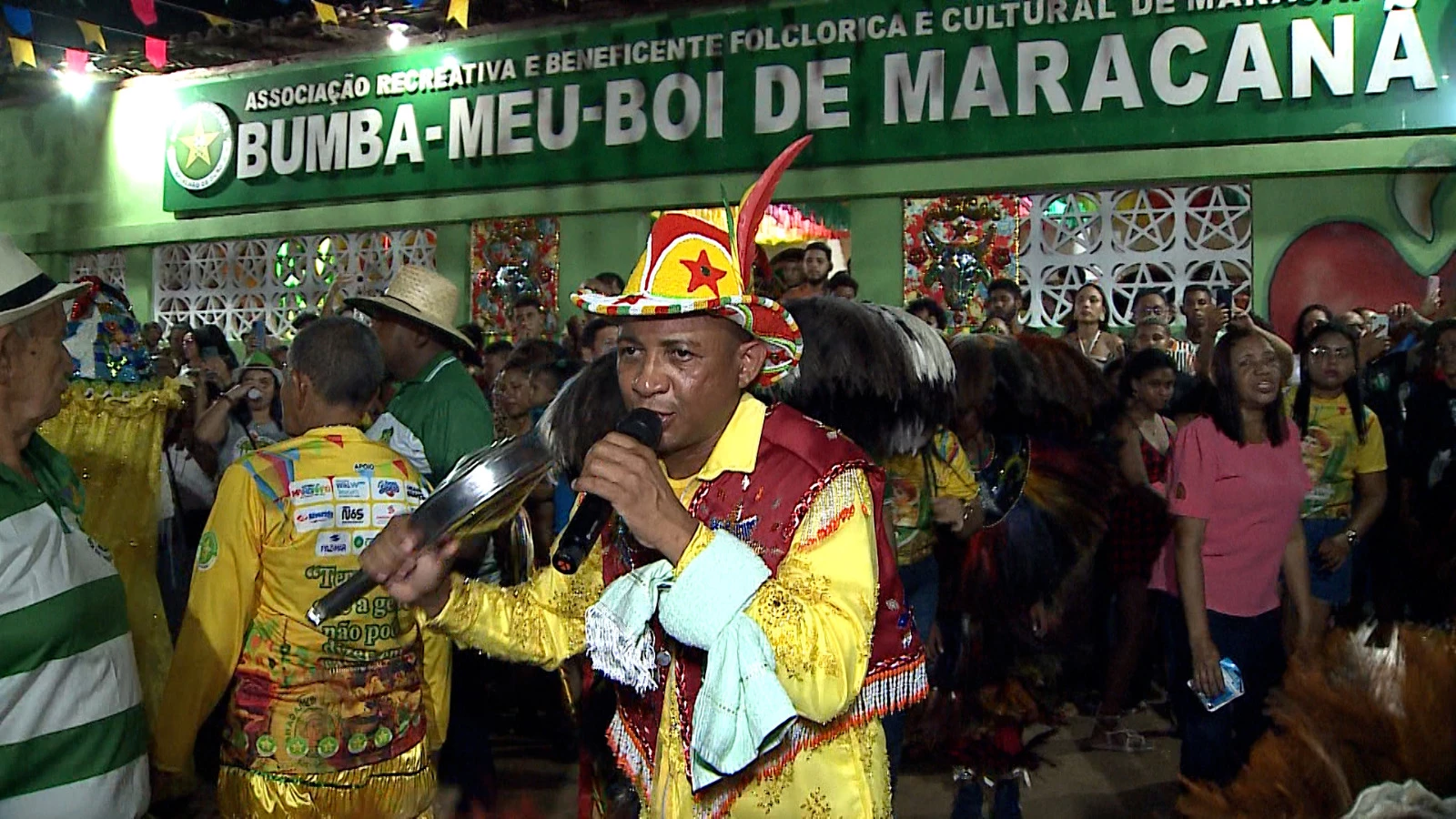 Boi de Maracanã realiza ritual de batizado e faz apresentação