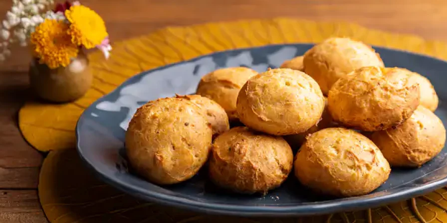 Broa de fubá com queijo.