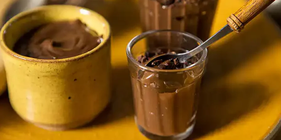 Brigadeiro de micro-ondas com chocolate amargo.