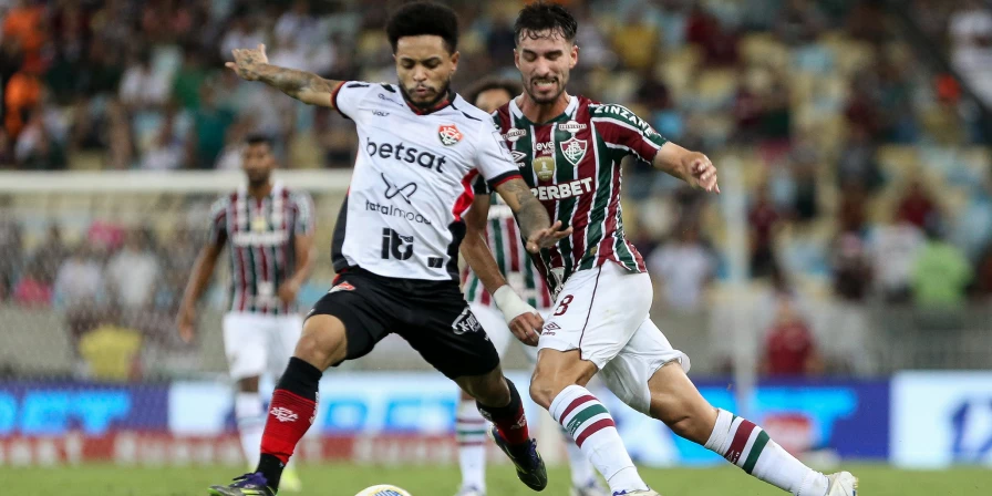 Lance da partida entre Fluminense e Vitória, pelo Campeonato Brasileiro.