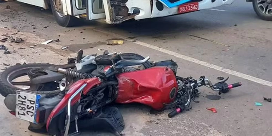 O acidente aconteceu após o motociclista invadir a contramão em alta velocidade.