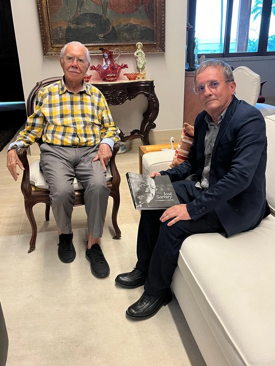 O ex-presidente da República, José Sarney, recebendo, na manhã desta terça-feira (2), a visita do superintendente regional da Companhia Nacional de Abastecimento (CONAB), empresário Francisco José Cysne Aderaldo