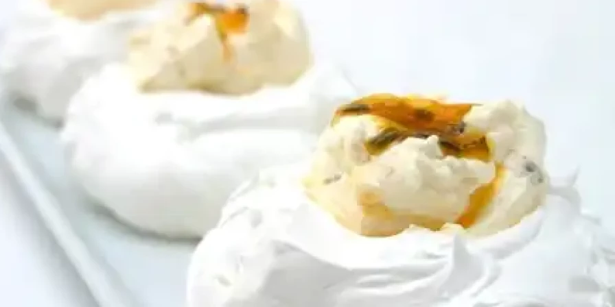 Tigelinhas de suspiro com maracujá.