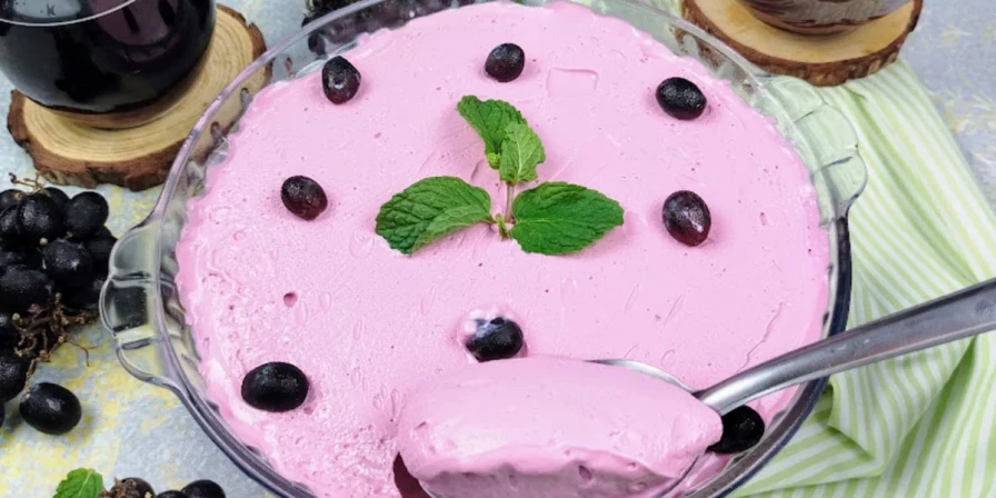 Adicione um pouco de iogurte grego à mousse para uma textura mais cremosa e um sabor ligeiramente ácido, que irá equilibrar a doçura.