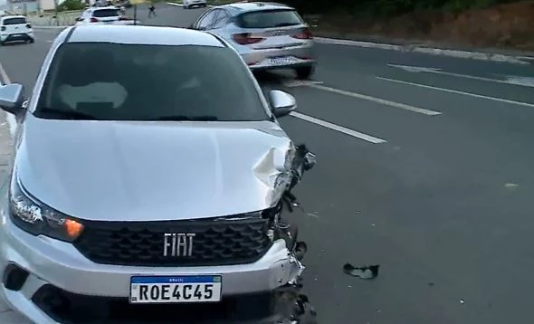 Carro atingido por motorista com sinais de embriaguez. (Foto: Reprodução/TV Mirante)