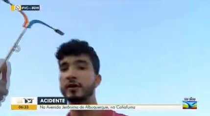 Motorista que se envolveu em acidente tentou impedir entrada ao vivo de repórter da TV Mirante. (Foto: Reprodução/TV Mirante)