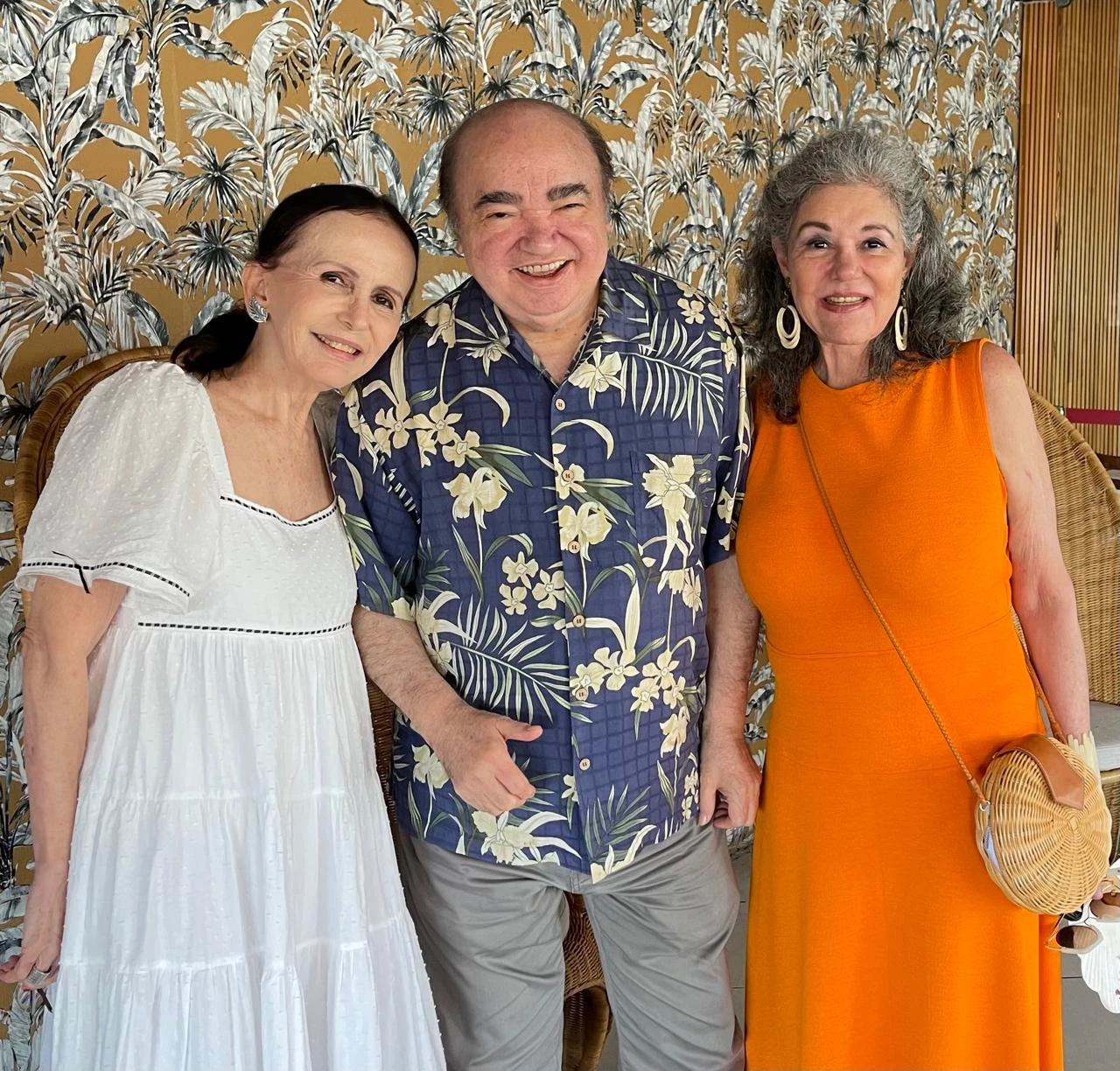 Sábado, no concorrido almoço do restaurante “Cabana do Sol”, na Ponta do Farol: o Repórter PH com as amigas de longas datas Lisieux Campos (médica psiquiatra) e Salwa Aboud Smith (brasileira residente há muitos anos nos Estados Unidos)