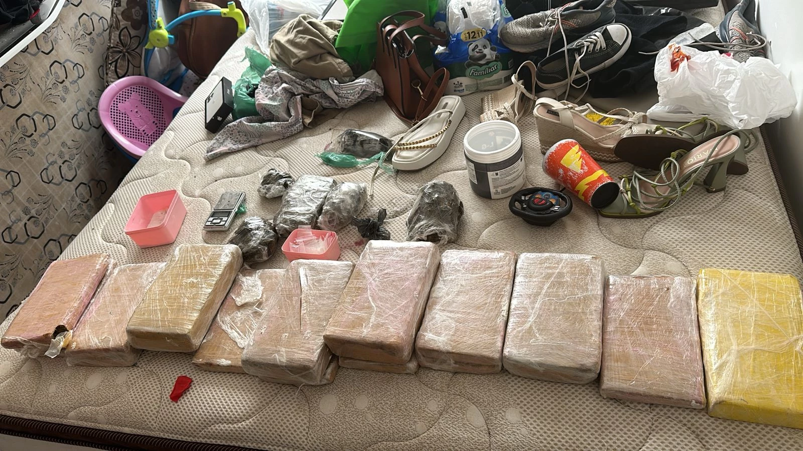 Droga estava armazenada em uma residência que funcionava como ponto de comercialização dos entorpecentes. (Foto: Divulgação / PC-MA)
