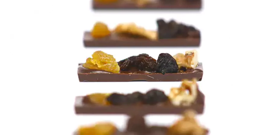 Barrinhas de chocolate com frutas secas.