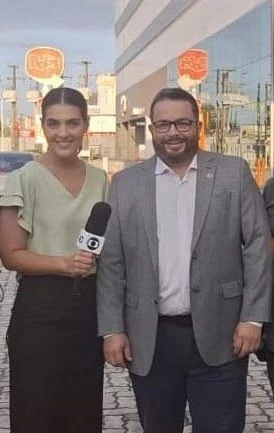 O médico Stênio Roberto Santos com a repórter Rafaela Braga