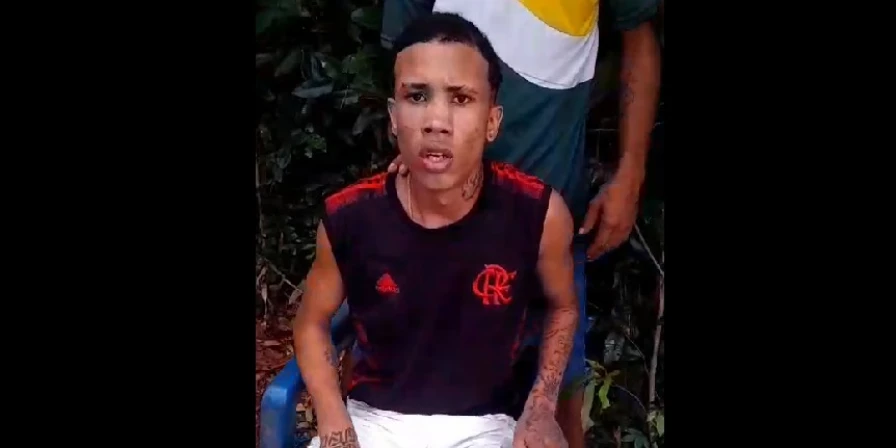 O corpo estava com a parte do rosto desfigurada e com os pés e mãos amarrados.