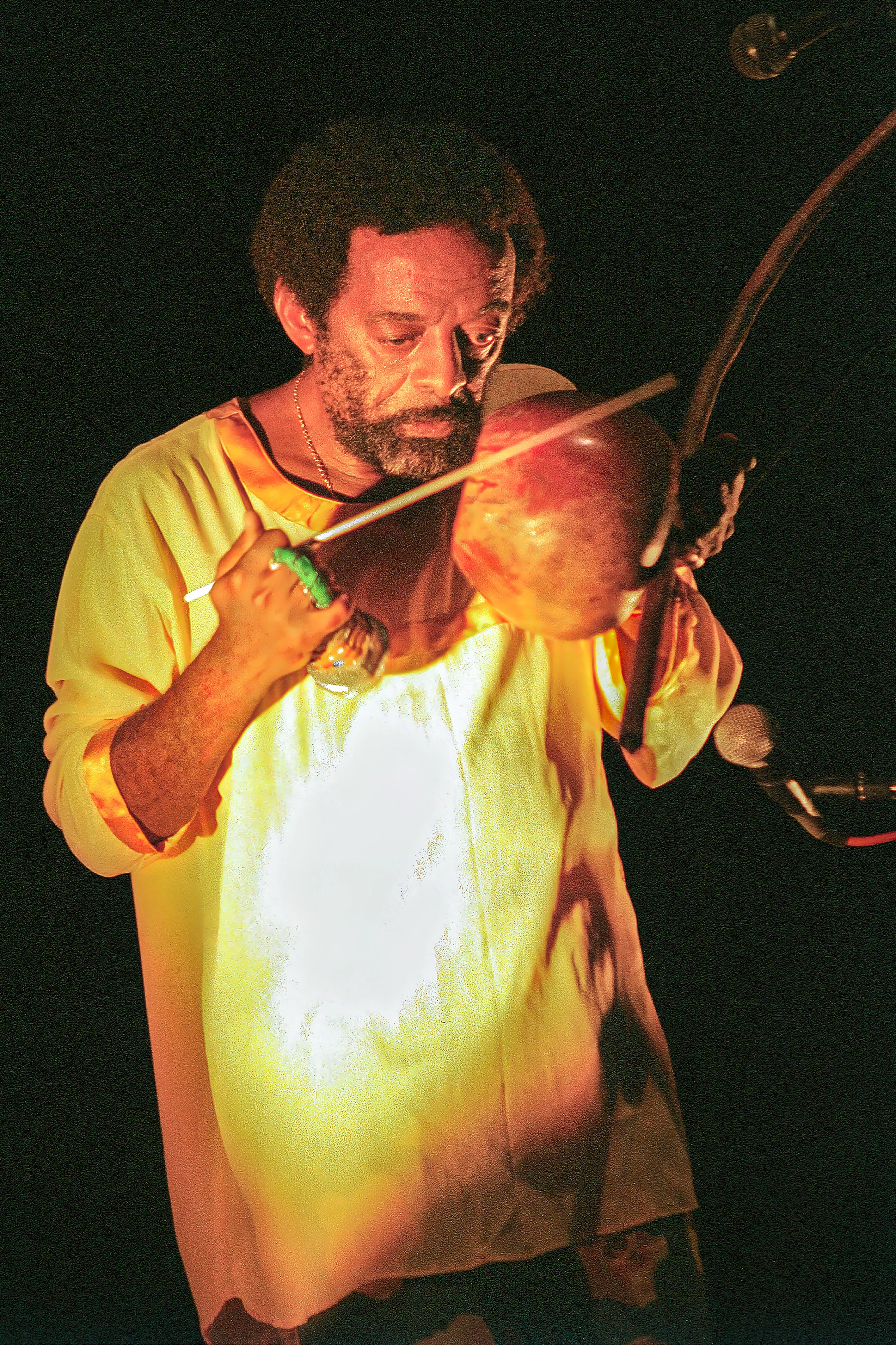 Naná Vasconcelos e o berimbau criado por ele em 1967. E com o instrumento correu o mundo com a sua sonoridade singular. Foto: Hansvon Manteuffel