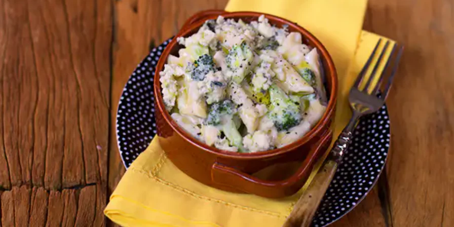 Macarrão com brócolis e queijo azul.
