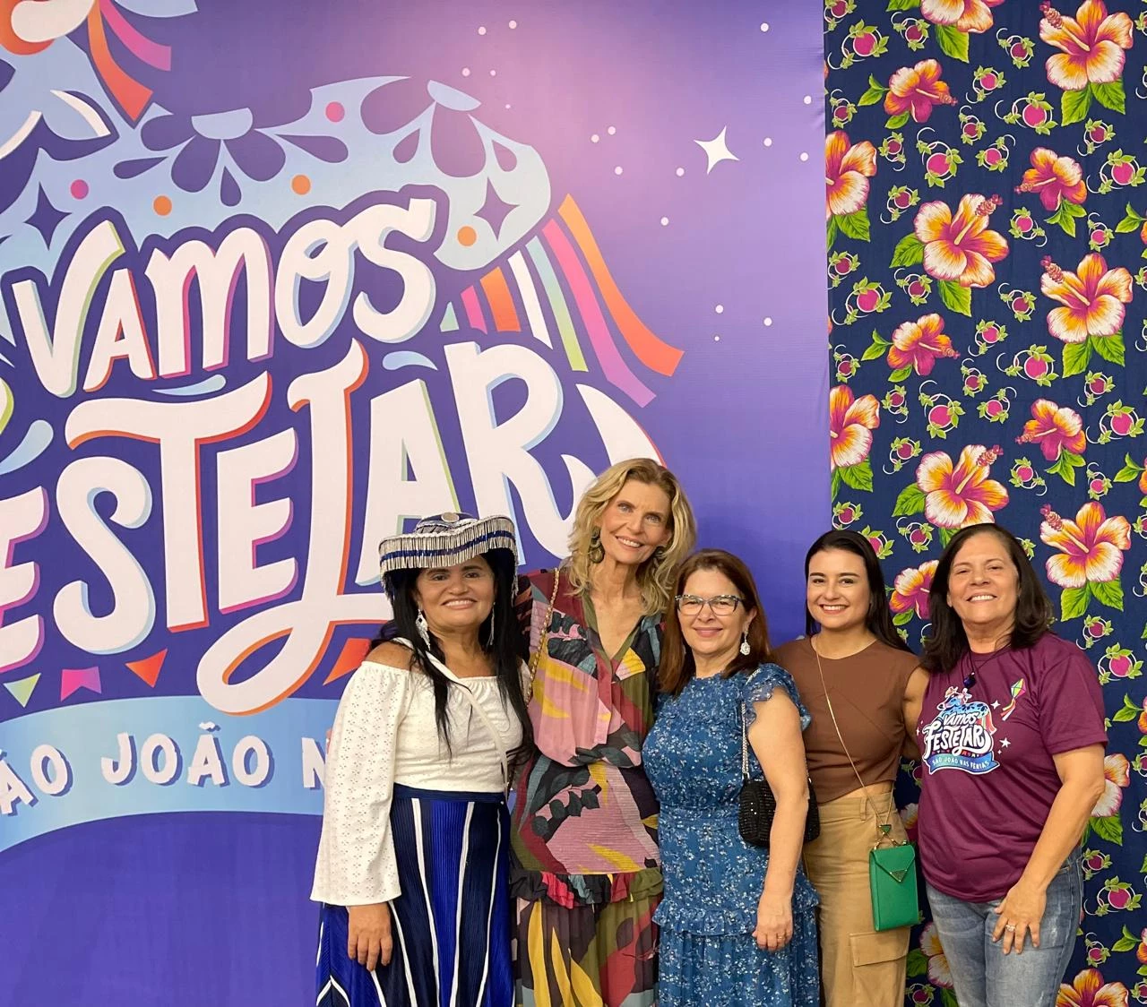 O evento Vamos Festejar, promovido pela deputada federal Roseana Sarney no Convento das Mercês tem sido um grande sucesso. Na abertura, Clores Holanda, Cintia Klamt Motta, Nazaré Lima, Rafaela Sarney e Teresa Martins entraram no clima da festa que nesta sexta-feira tem Boizinho Incantado, Boi da Lua, Boi de Pindaré e Boi de Morros, entre outras atrações