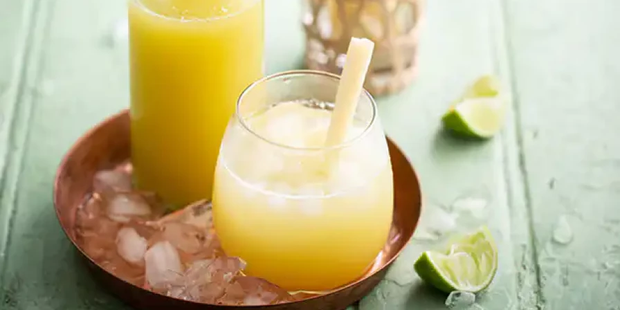 Drink de caldo de cana com cachaça e limão.