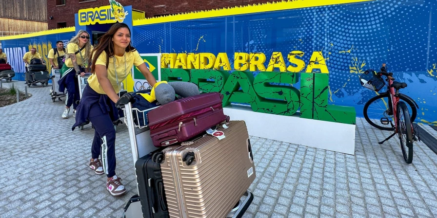 Nyeme durante a chegada da delegação brasileira em Paris