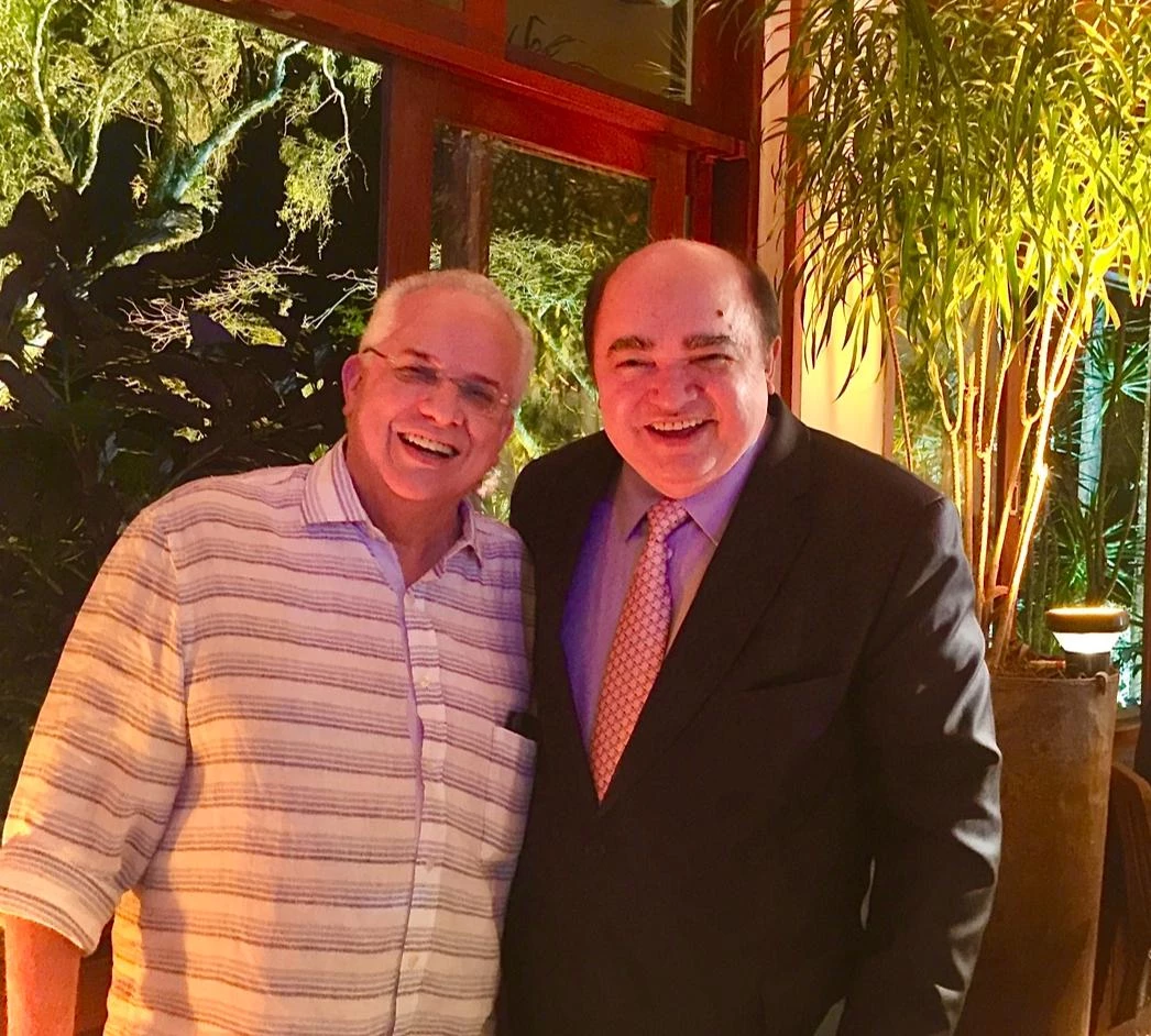 Há mais de duas semanas em São Luís, Murilo Albuquerque (na foto com o Repórter PH – somos amigos desde os tempos de colegial, ou seja, há mais de meio século)) tem passado o tempo todo dedicado à sua mãe Cacilda Albuquerque (97 anos), que está sob cuidados médicos no Hospital São Domingos