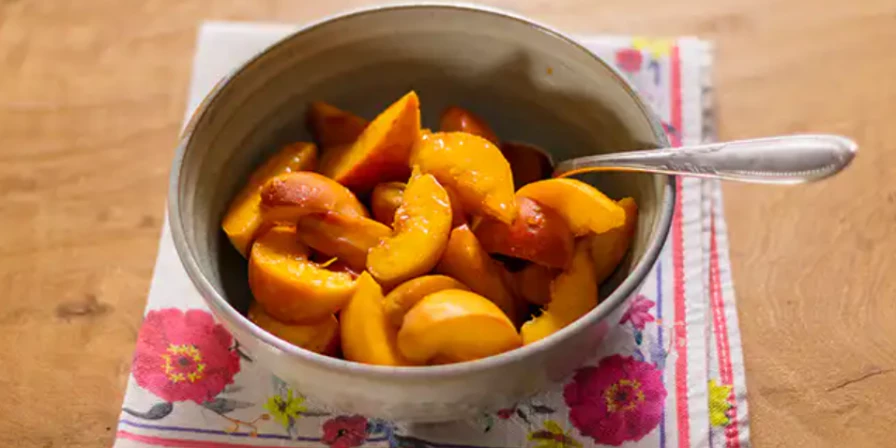 Pêssegos macerados.