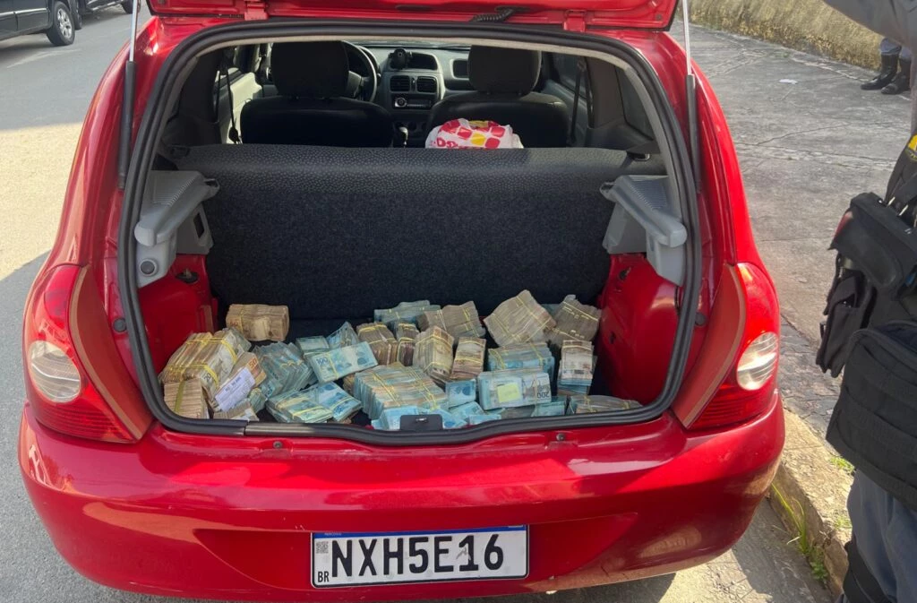 Carro com o dinheiro foi encontrado nesta terça-feira (30). (Foto: reprodução / redes sociais)