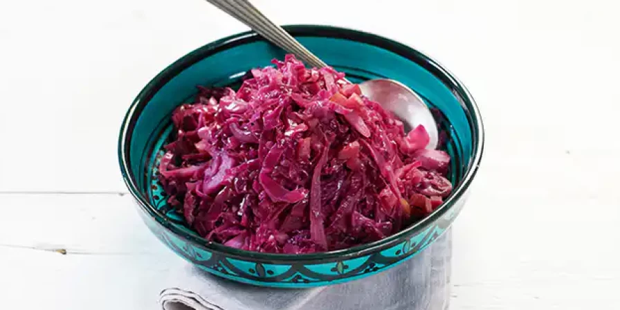 Salada de repolho roxo com maçã.