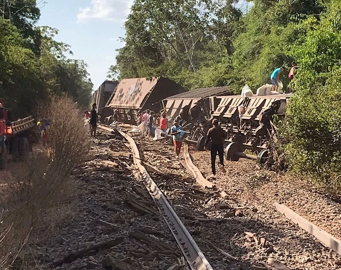 Moradores saquearam a carga de milho. (Foto: Divulgação)