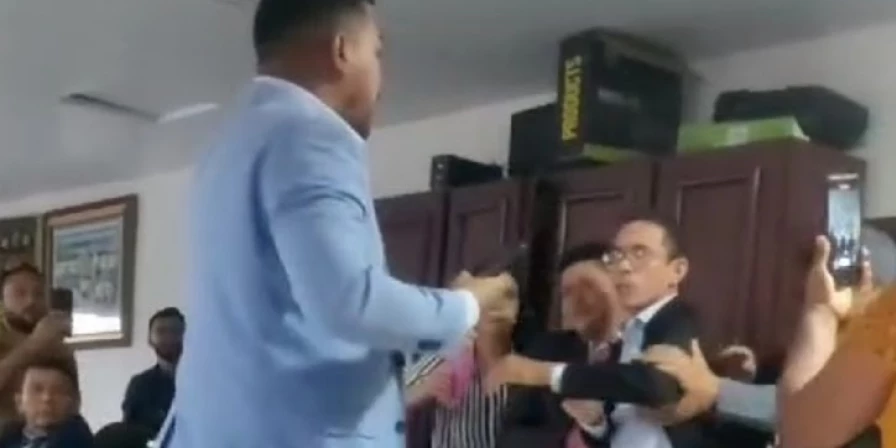 Sababa empurrou Tayron Gabriel em plenário