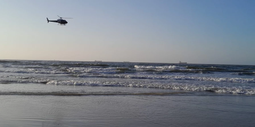 Equipes realizaram buscas para tentar localizar o jovem que se afogou na praia de São Marcos.