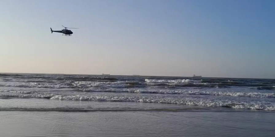 Helicóptero na praia de São Marcos