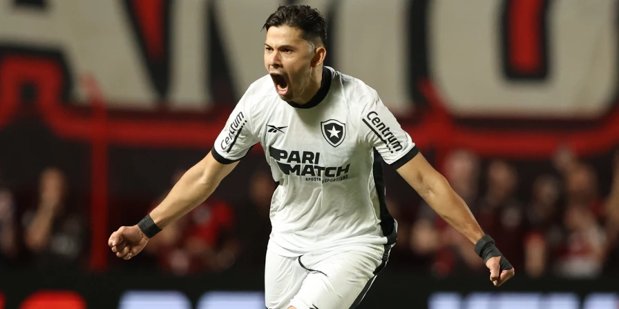 Romero comemora: o Botafogo goleou o Atlético-GO pelo Brasileirão.