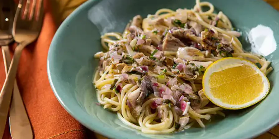 Macarrão ao molho de peixe.
