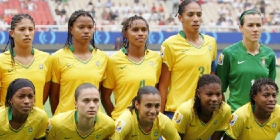 Ex-zagueira que disputou Olimpíadas pelo Brasil falou sobre a relação com a "Rainha"