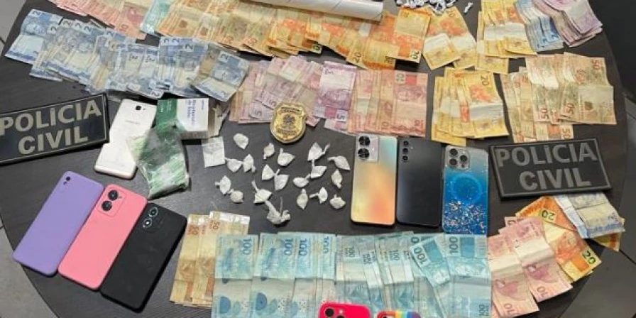Dinheiro, drogas e munição apreendidos pela polícia.
