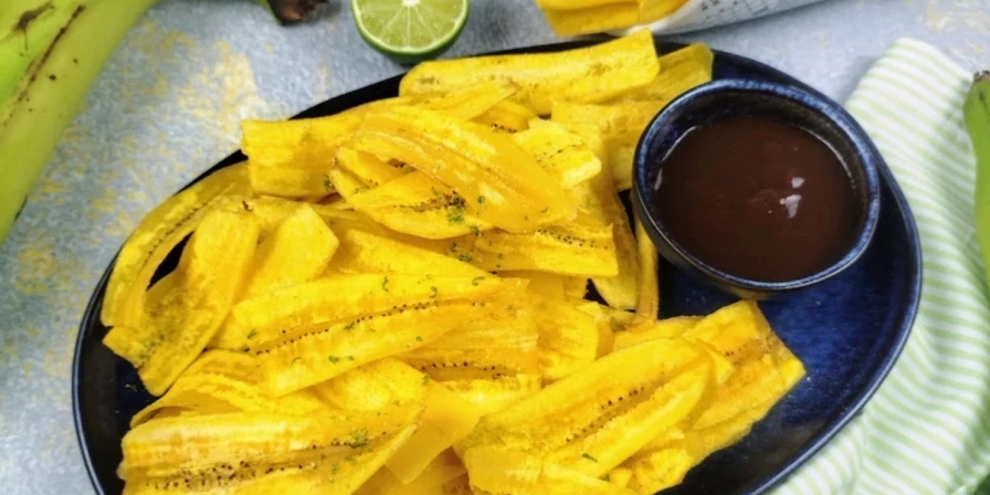 Evite fatiar todas as bananas antes de fritar, pois elas podem escurecer. Fatiando diretamente na panela, você preserva a cor.