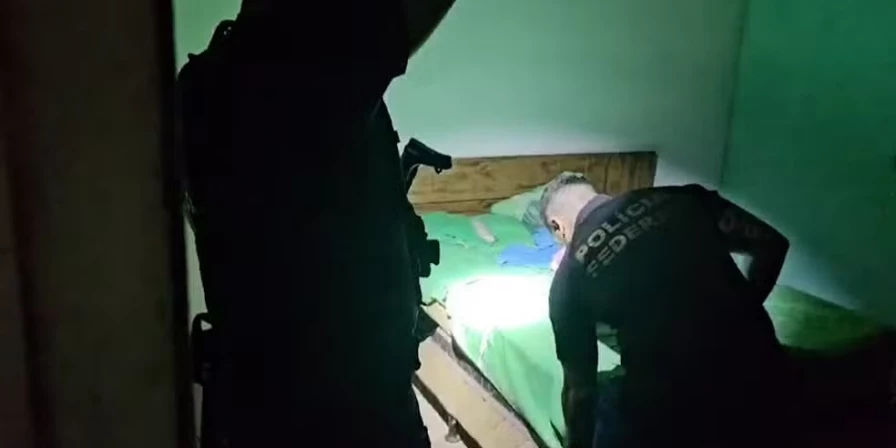 Durante a operação, os policiais que estiveram na casa dele apreenderam equipamentos e mídias, que serão periciados para comprovação dos crimes.