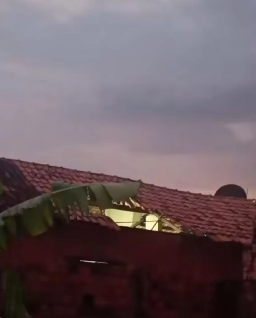 Telhado destruído após chuva de granizo em Estreito. (Foto: Reprodução/Redes sociais)