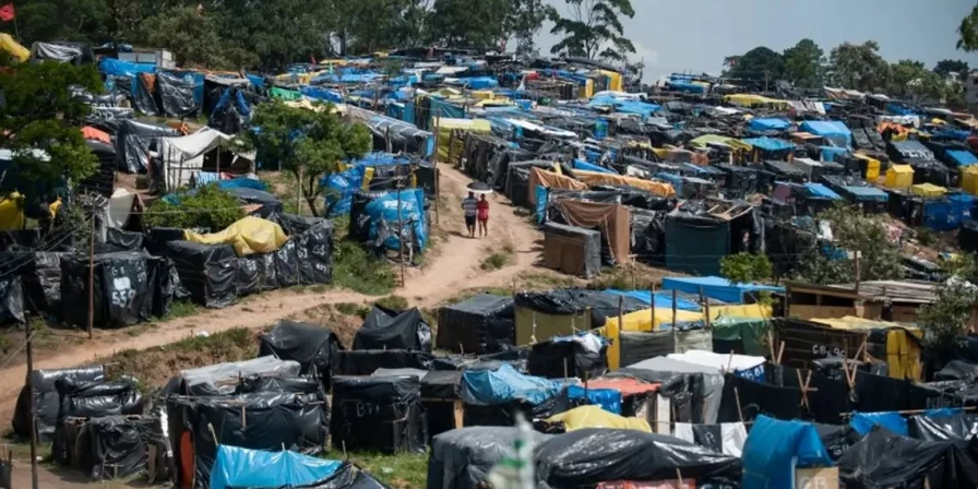 Entre as regiões mais afetadas, São Paulo lidera o ranking com o maior número de famílias ameaçadas (90.015) e despejadas (9.508).