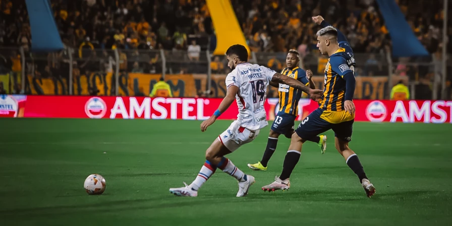 Lance do duelo entre Rosario Central e Fortaleza, pelas oitavas de final da Copa Sul-Americana.
