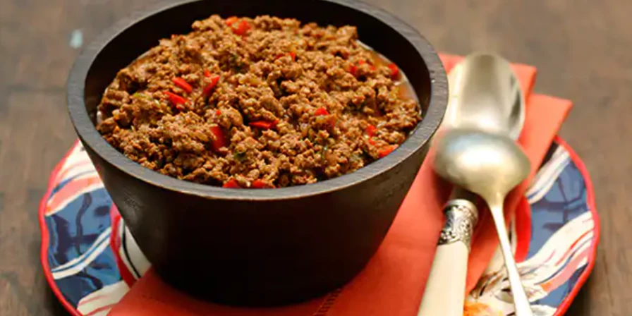 Carne moída com molho de cerveja.