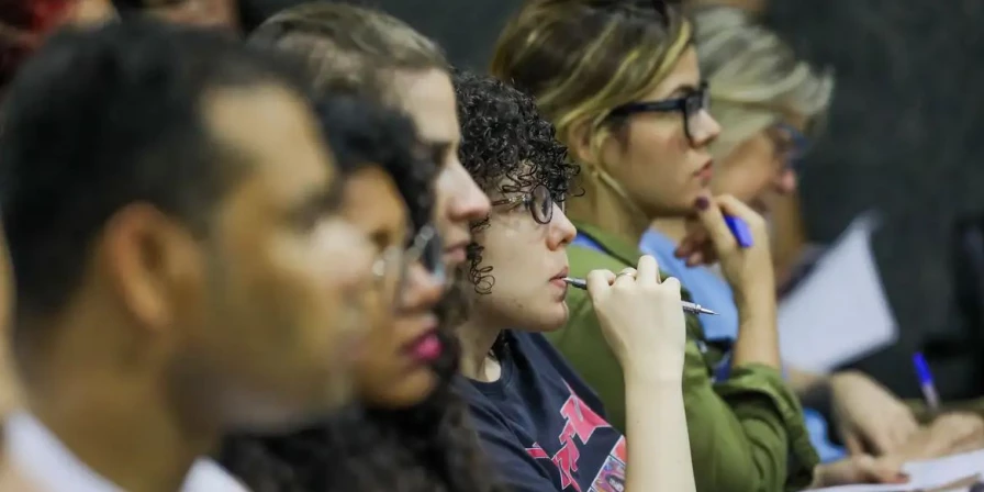 O foco da iniciativa está nos alunos que estão saindo ensino médio público, além de baixa renda, negros, indígenas, quilombolas e pessoas com deficiência (PCD).