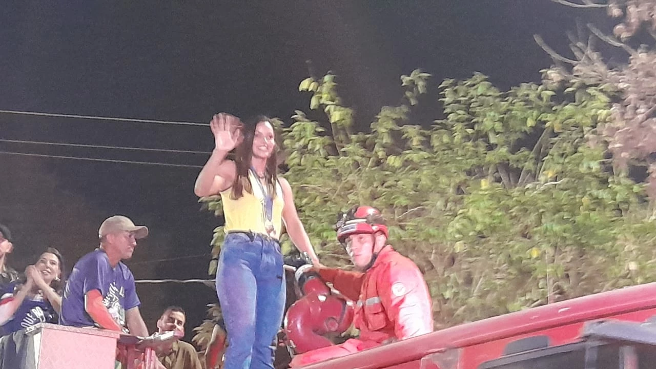 Nyeme desfilou em carro de Bombeiros em Barra do Corda (Crédito: Astrogildo Melo)