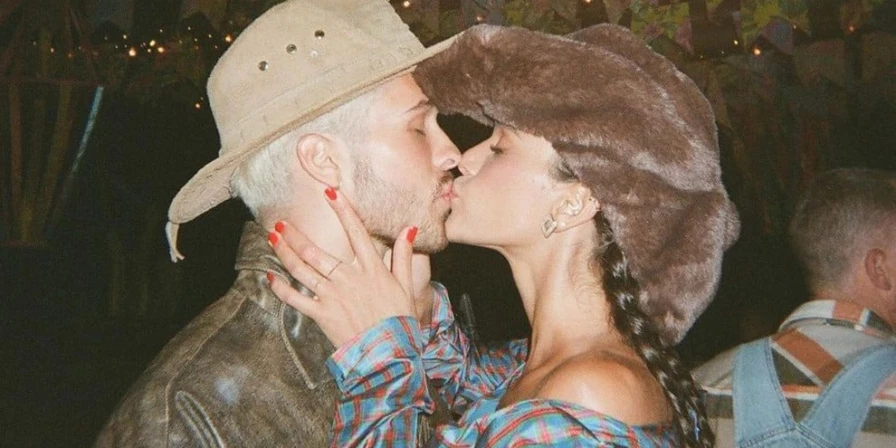 Bruna Markezine compartilhou foto beijando Guilherme nas redes sociais