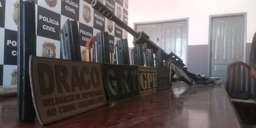 Armamento de grosso calibre apreendido durante o cerco policial em Senador La Roque.