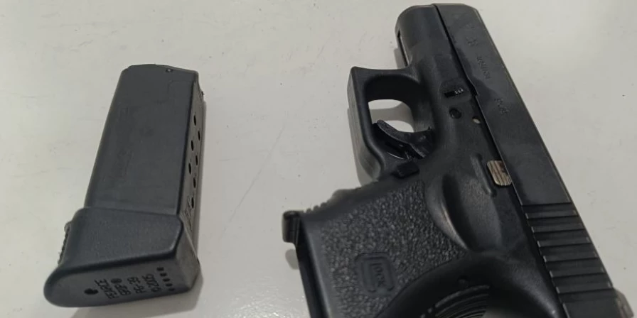 Arma de fogo encontrada com suspeitos.