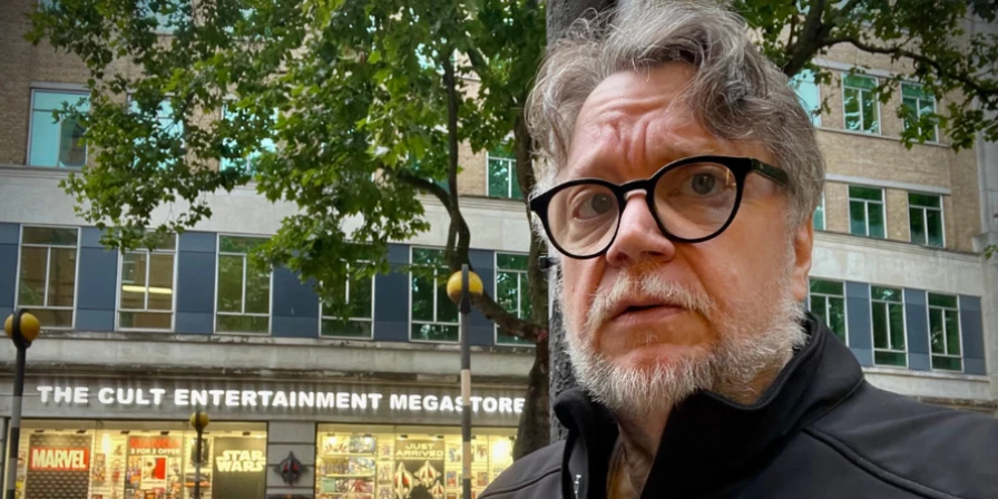 Guillermo Del Toro abandona quarto assombrado em hotel na Escócia.