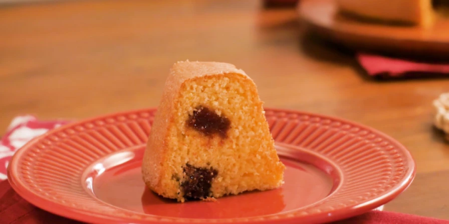 Receita de bolo de fubá com goiabada.