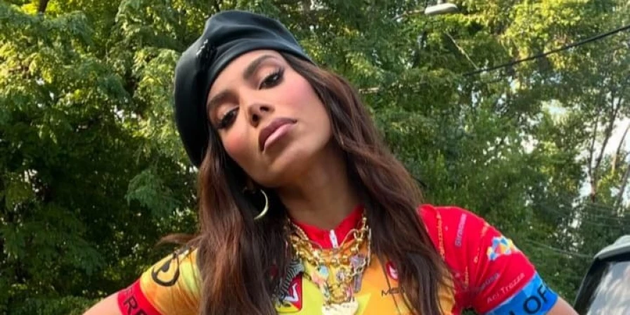 Anitta em novo clipe internacional.