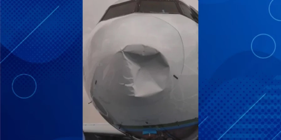 Parte da fuselagem ficou danificado.
